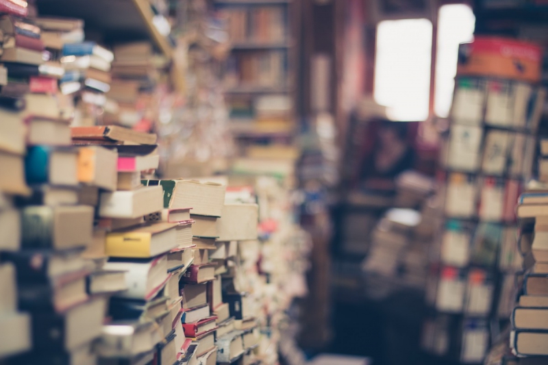 ecommerce-SOSPEL-min_books_stack_book_store_stack_of_books_2nd_hand_retro_hipster_shop-829090